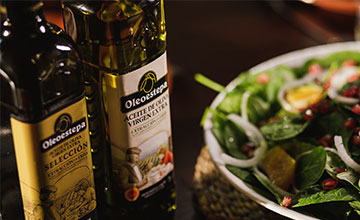 Erstes natives Olivenöl extra verpackt in einer 100 % recycelten Flasche