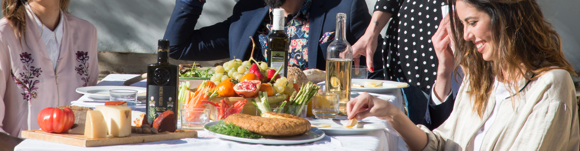 imagen de disfrute de los aceites de oliva virgen extra de Oleoestepa en plena campaña