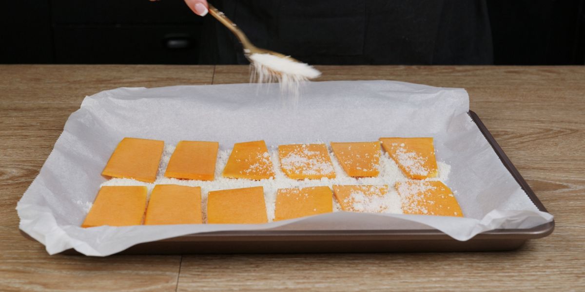 Colocar ingredientes para calabaza a la parmesana