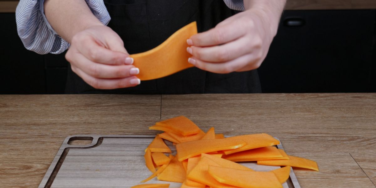 Corta la calabaza para hacer calabaza a la parmesana