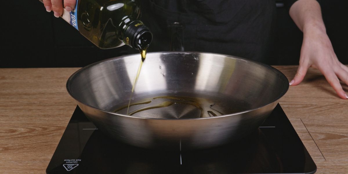Vierte aceite de oliva virgen extra en Pollo Strogonoff