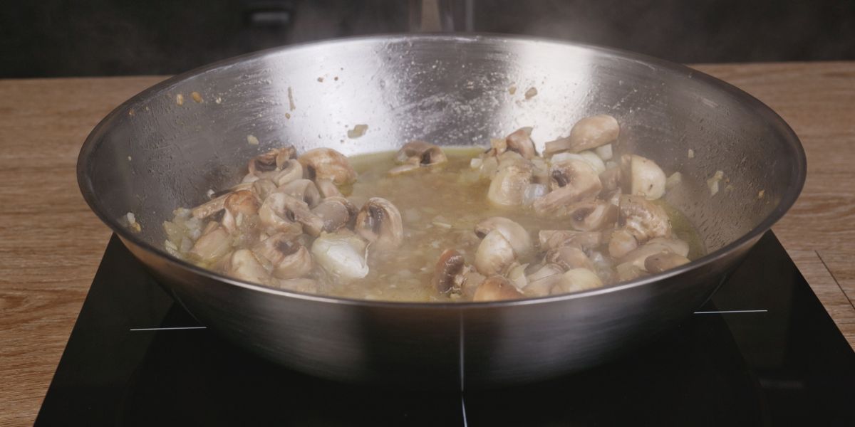 Verter vino y reduce para Pollo Strogonoff
