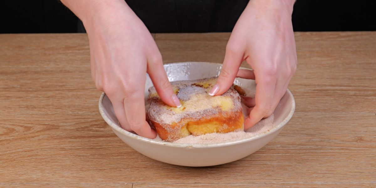 Pasar torrijas por azúcar y canela para Torrijas con aove