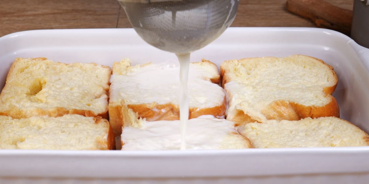 Bañar rebanadas de pan para Torrijas con aove