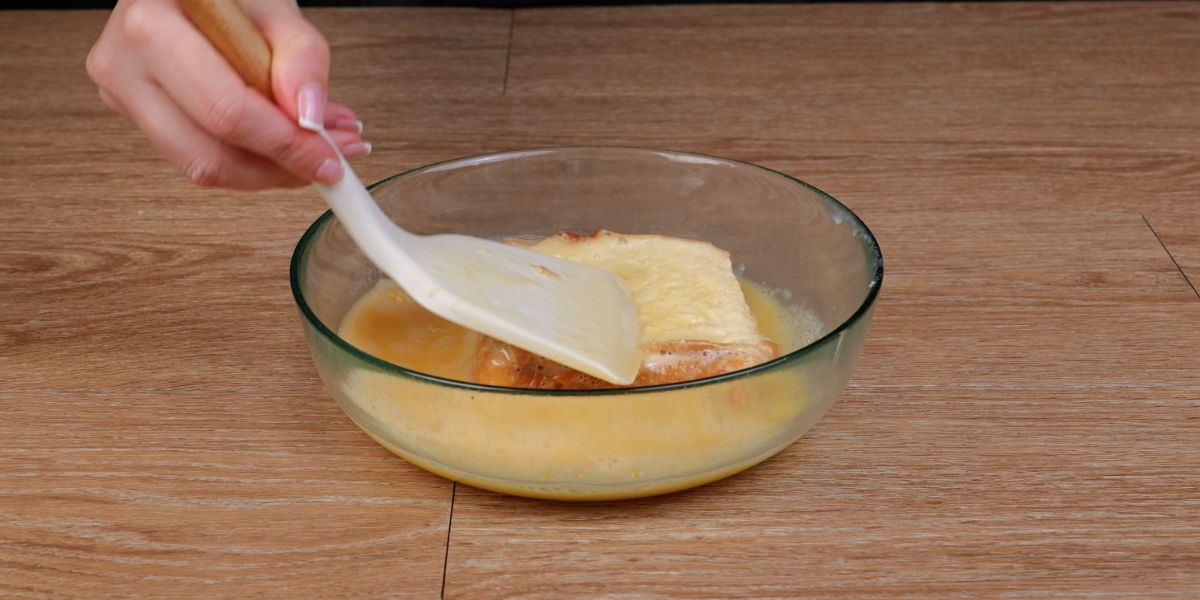 Bañar rebanadas en huevo batido para Torrijas con aove