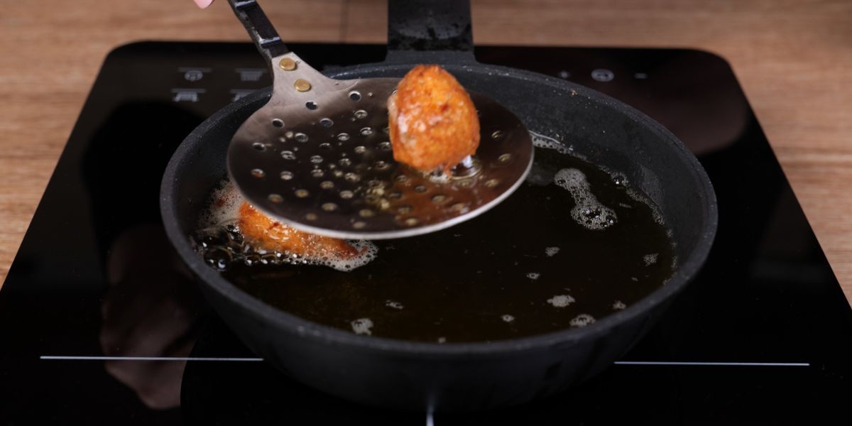 Freír buñuelos de bacalao