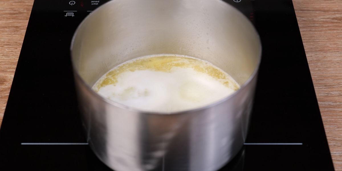 Mezclar agua y mantequilla para los buñuelos de bacalao