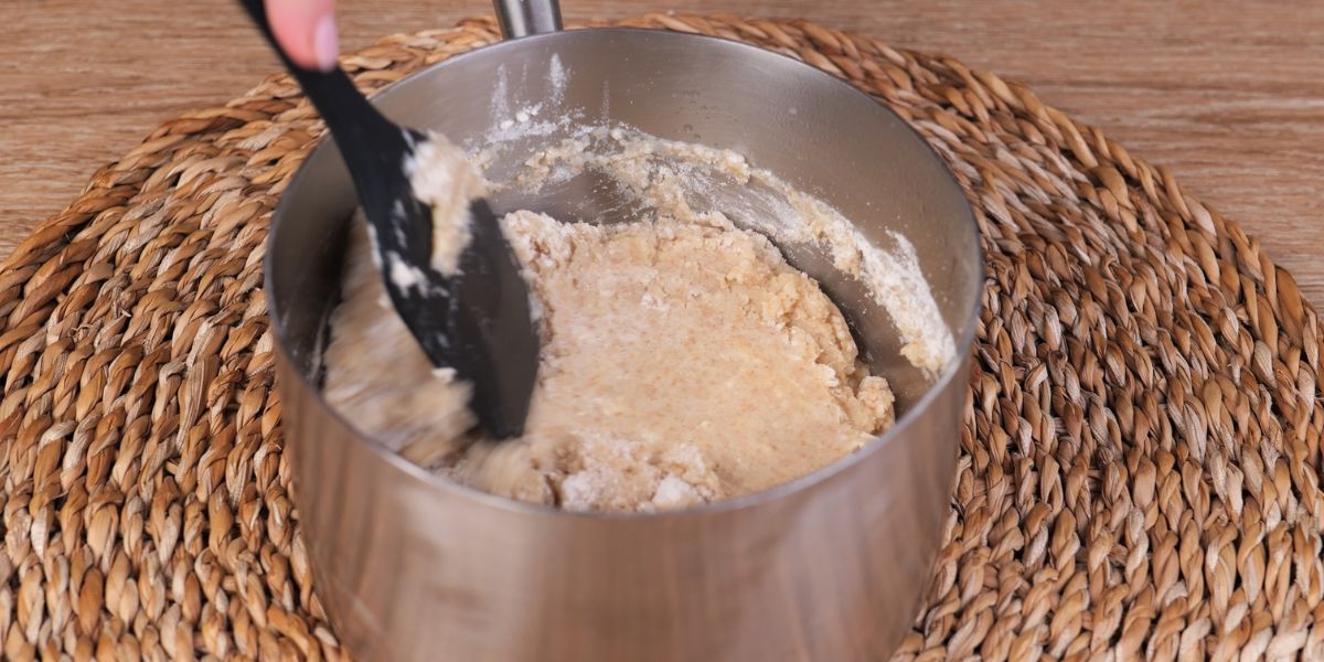 Añade la harina para los buñuelos de bacalao