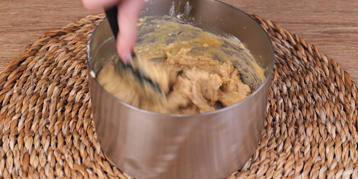 Incorporar los huevos para los buñuelos de bacalao
