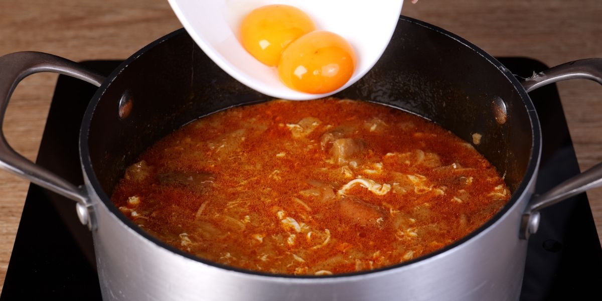Añadir claras y yemas a Sopa de ajo