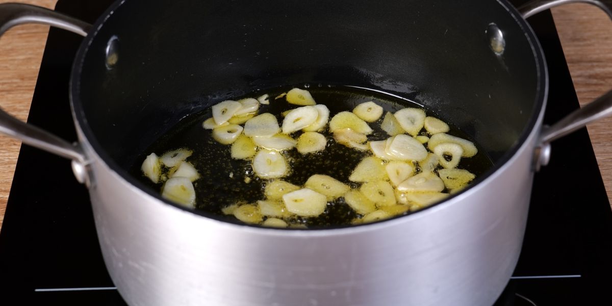 Sofreír ajo para Sopa de ajo con AOVE