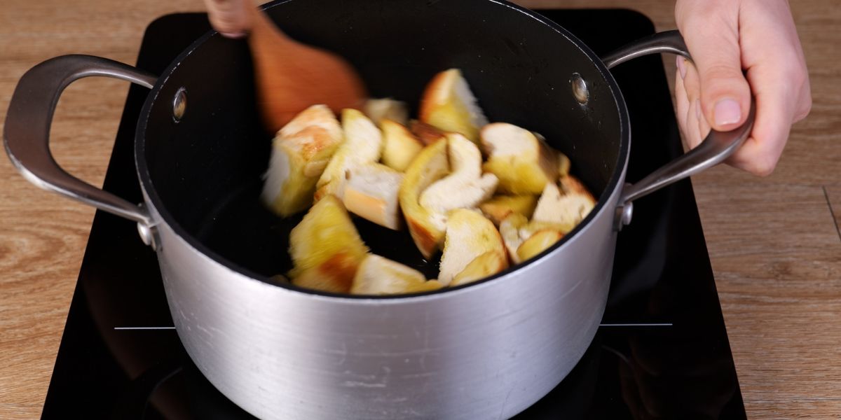 Incorporar pan a Sopa de ajo con AOVE