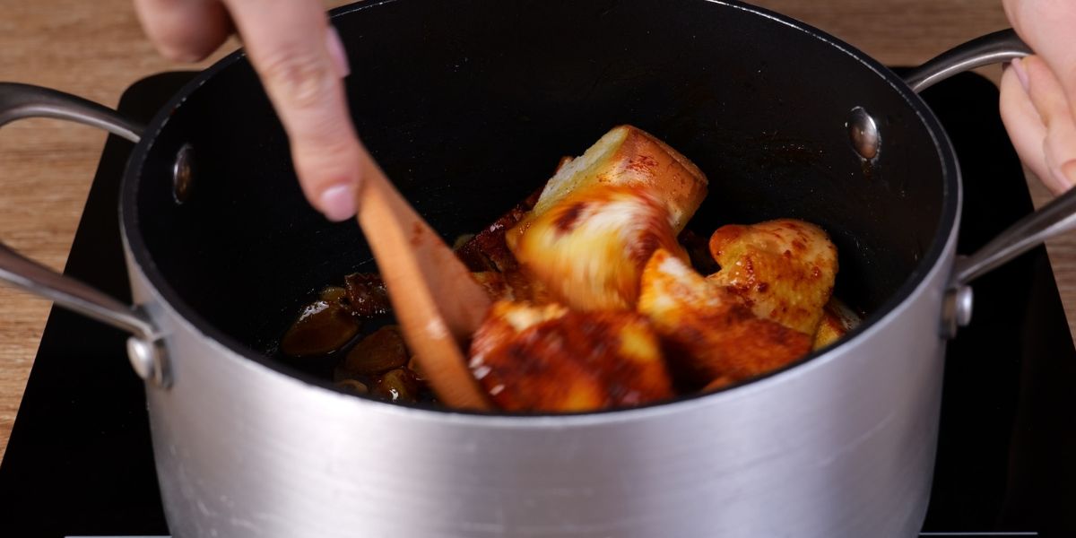 Incorporar pan a Sopa de ajo con AOVE