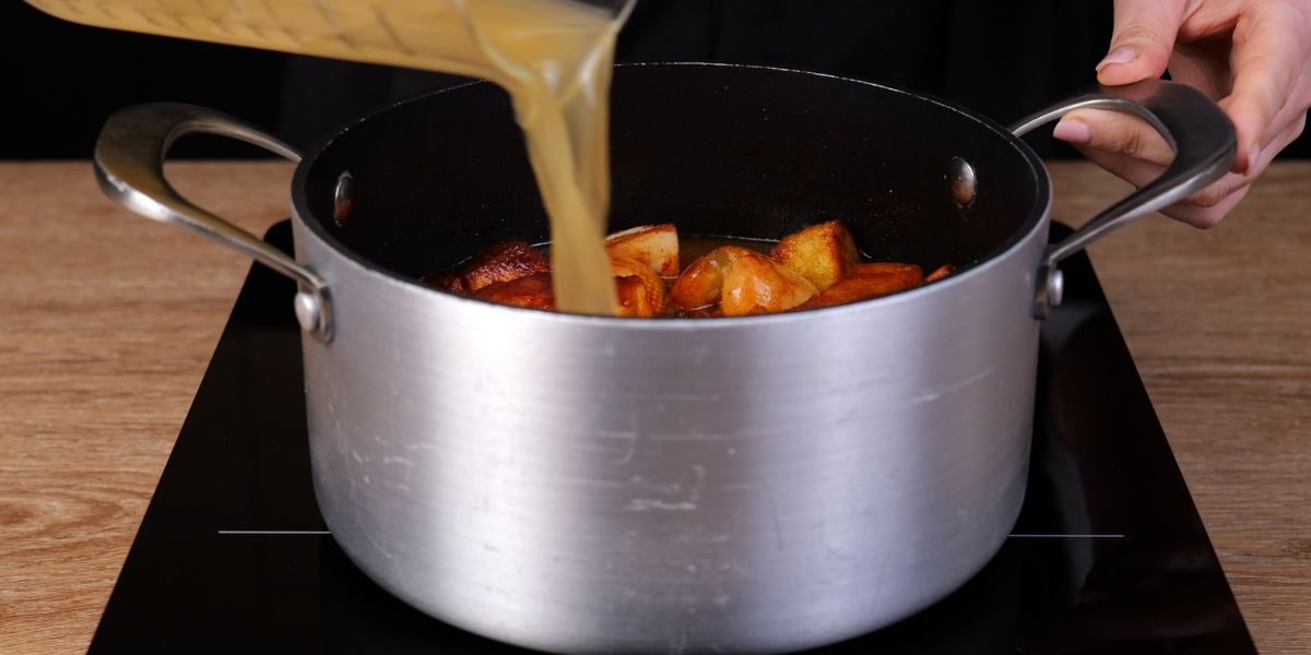 Verter caldo y cocinar Sopa de ajo con AOVE