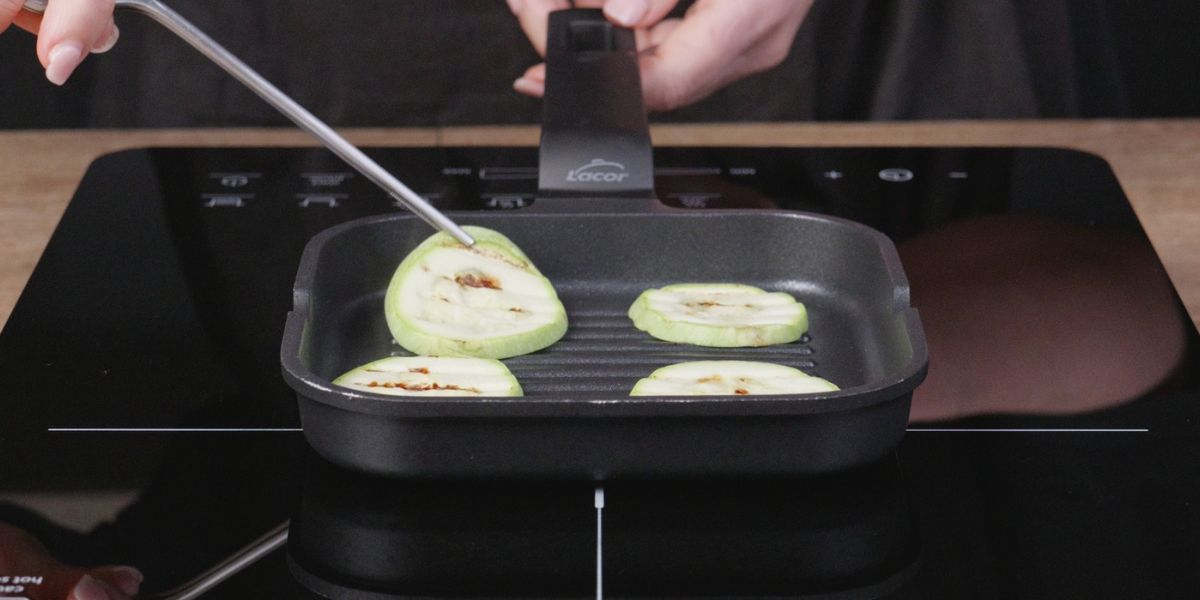 Cocinar calabacín para Ensalada de garbanzos