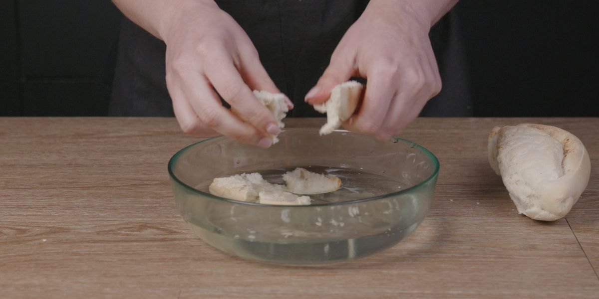 Empapar el pan con agua