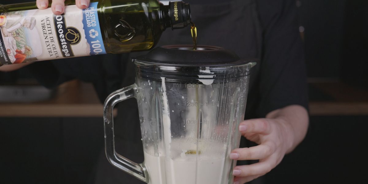 Verter aceite de oliva virgen extra en Mazamorra