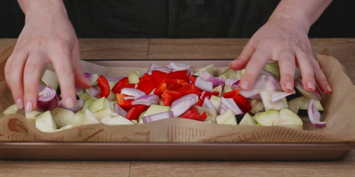 Distribuir las verduras en la bandeja de horno