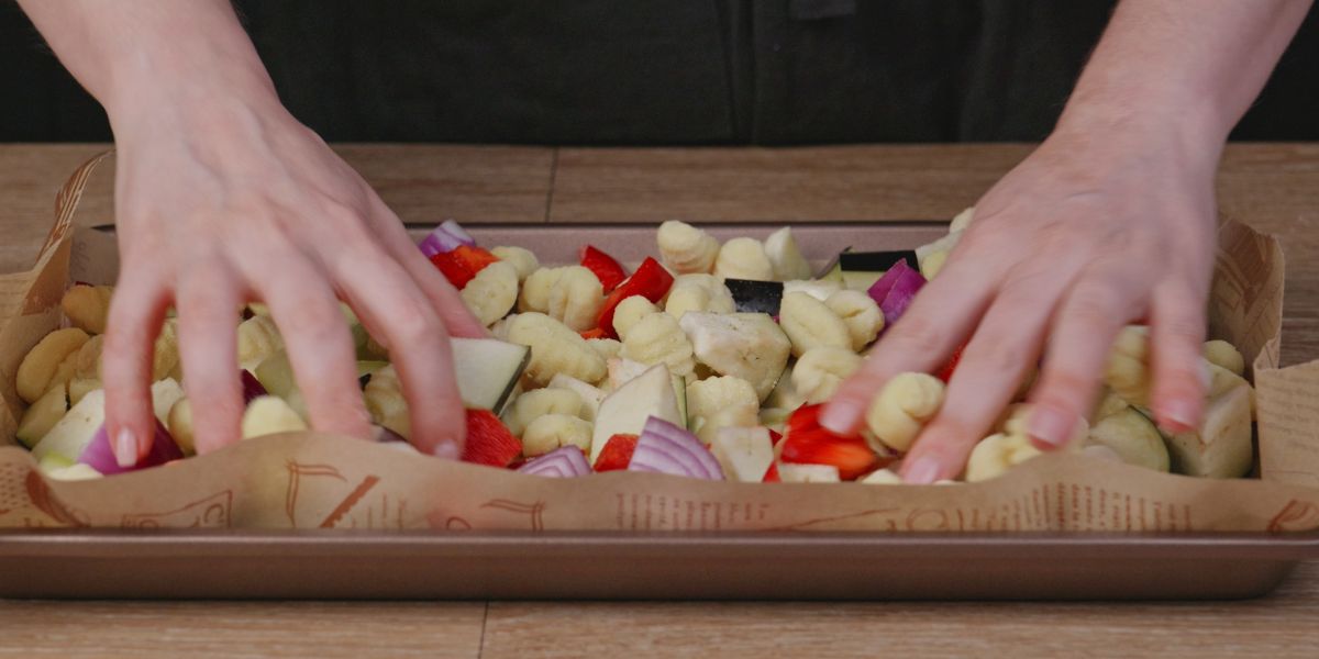 Incorporar ñoquis en bandeja para Ñoquis con verduras al horno