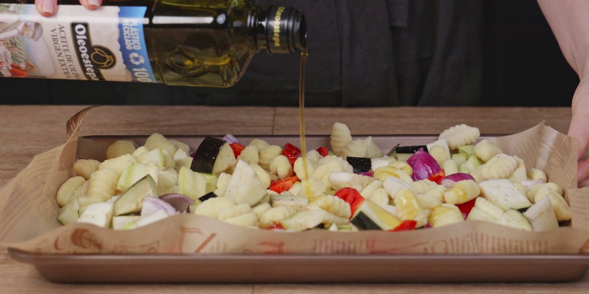 Verter aceite de oliva virgen extra para Ñoquis con verduras al horno