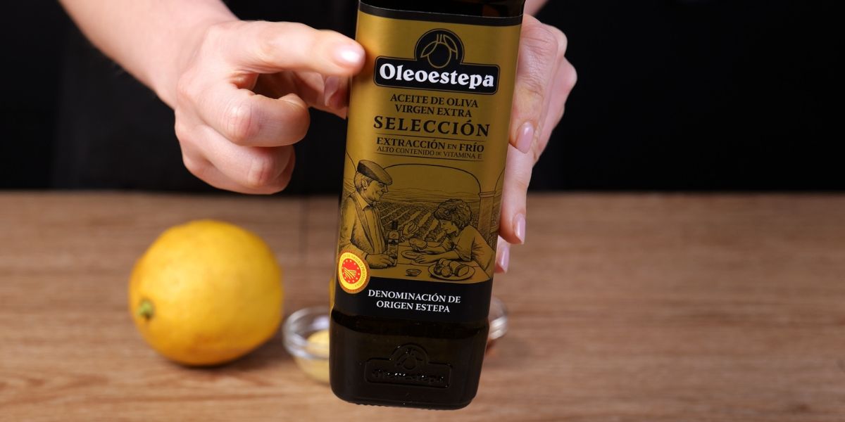 Coger aceite de oliva virgen extra Oleoestepa Selección