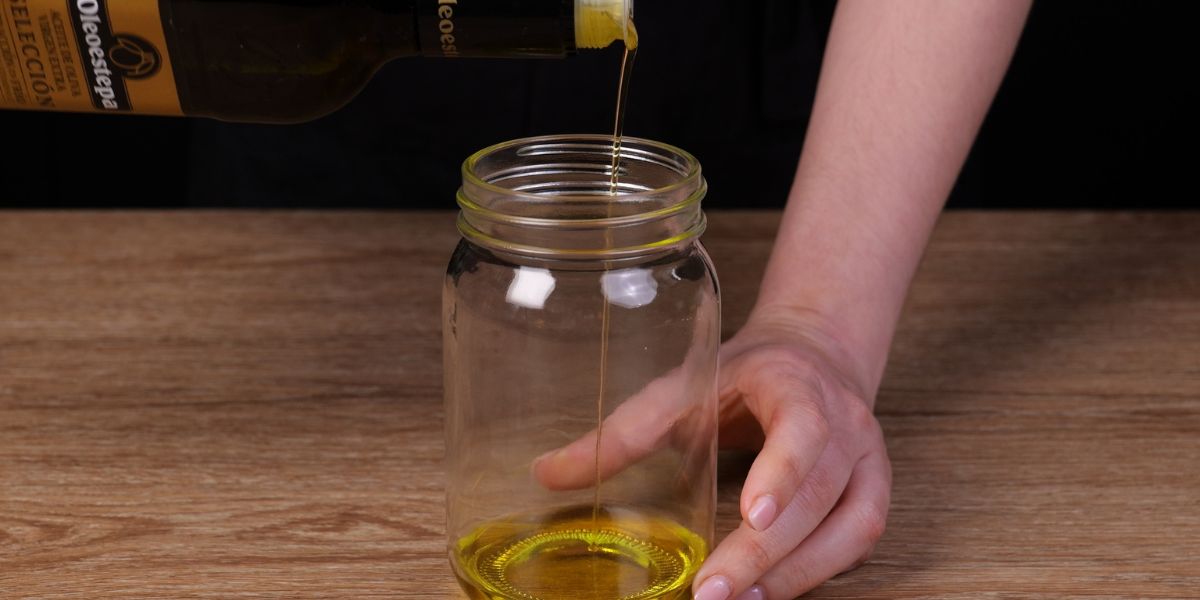 Añadir aceite de oliva virgen extra para Vinagreta de mostaza
