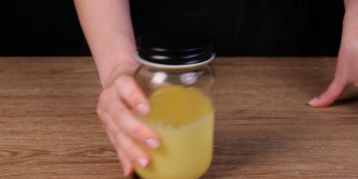 Agitar bote para elaborar Vinagreta de mostaza