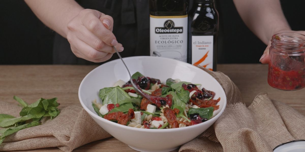 Echar Verter Aceite de oliva virgen extra en Vinagreta de frutos rojos 