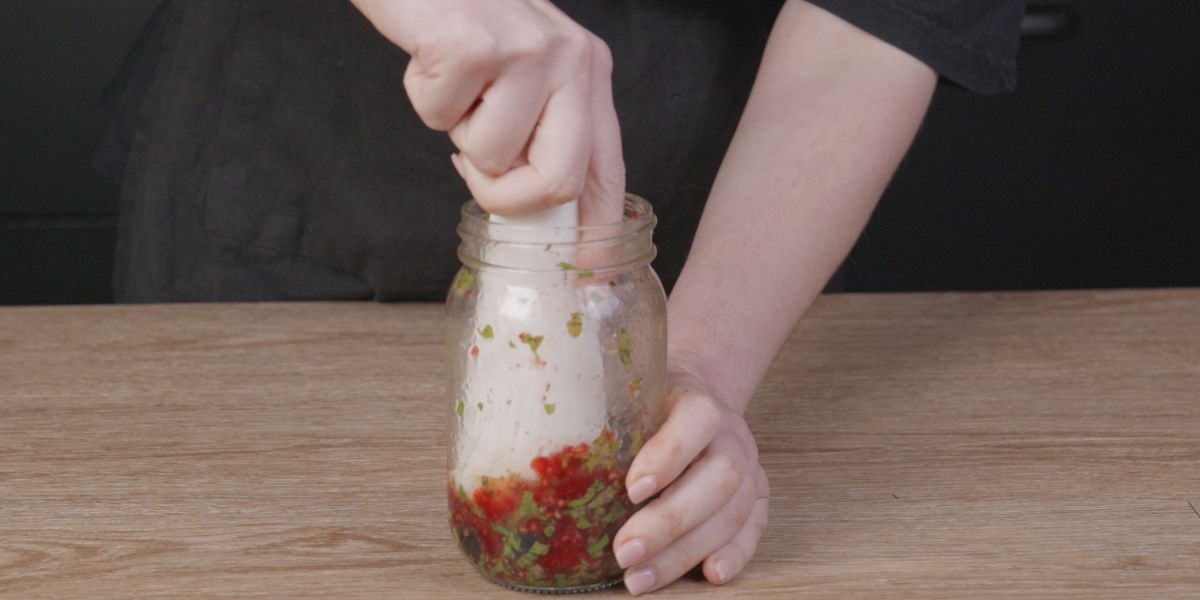 Machacar vinagreta en Verter Aceite de oliva virgen extra en Vinagreta de frutos rojos