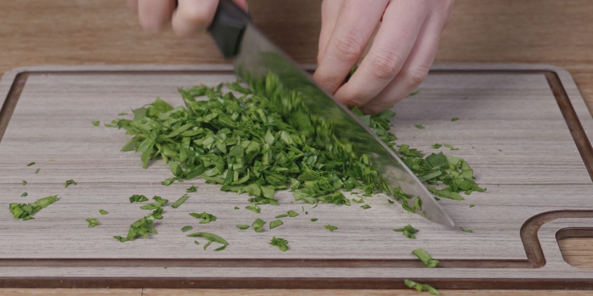 Picar espinacas para albóndigas de pollo y espinacas