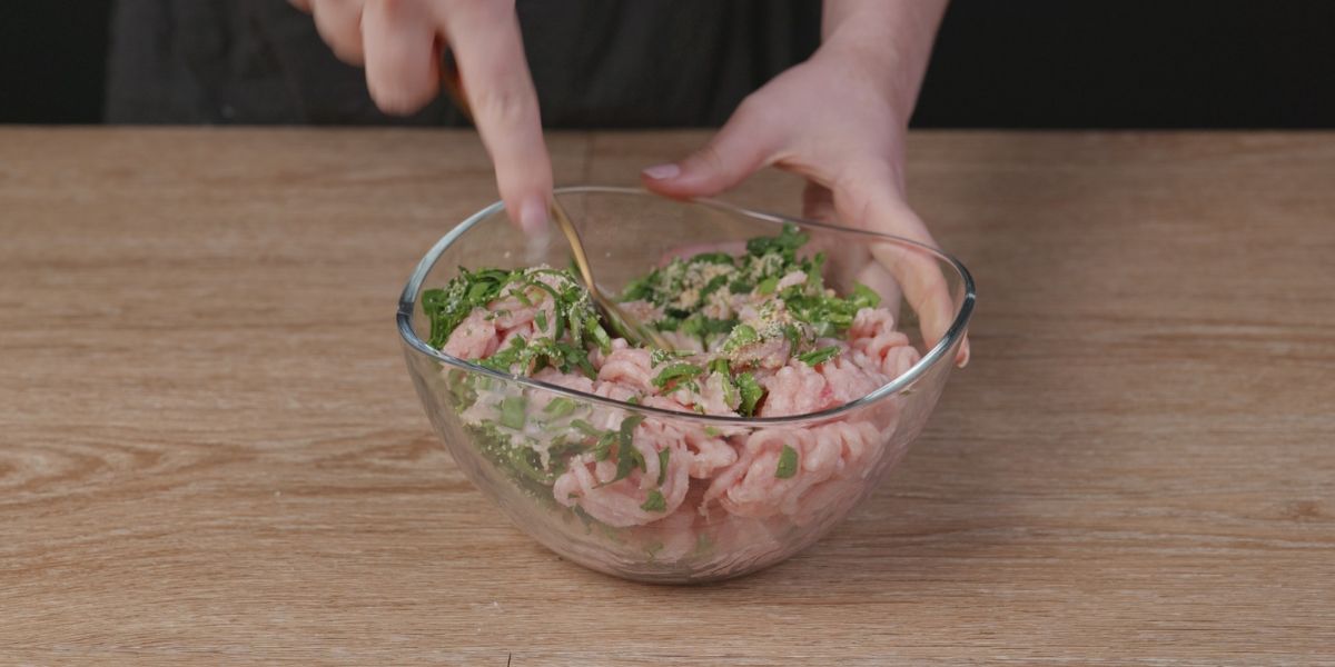 Mezclar ingrediente de albóndigas de pollo y espinacas
