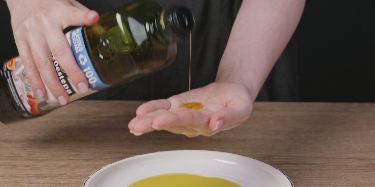 Untar las manos con aceite de oliva virgen extra para albóndigas de pollo y espinacas