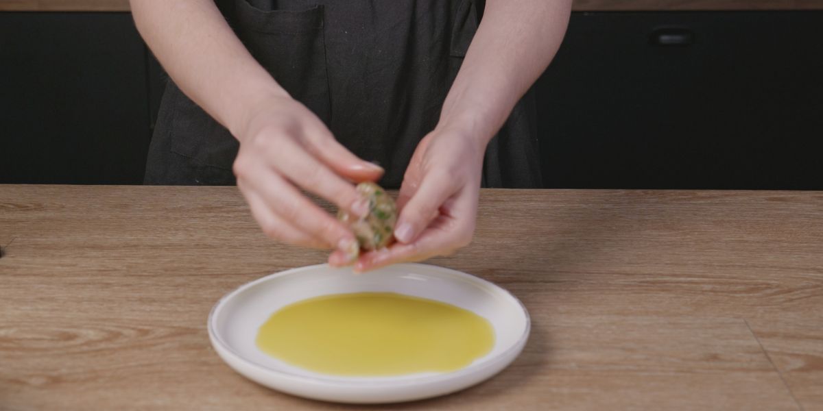Formar bolas de albóndigas de pollo y espinacas