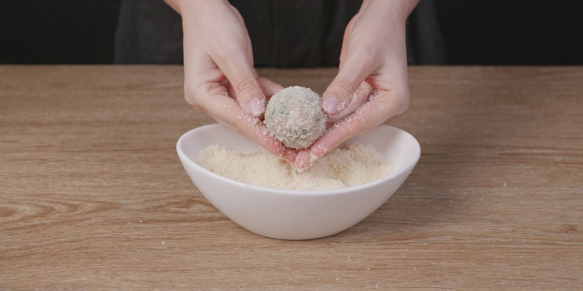 Empanar albóndigas de pollo y espinacas