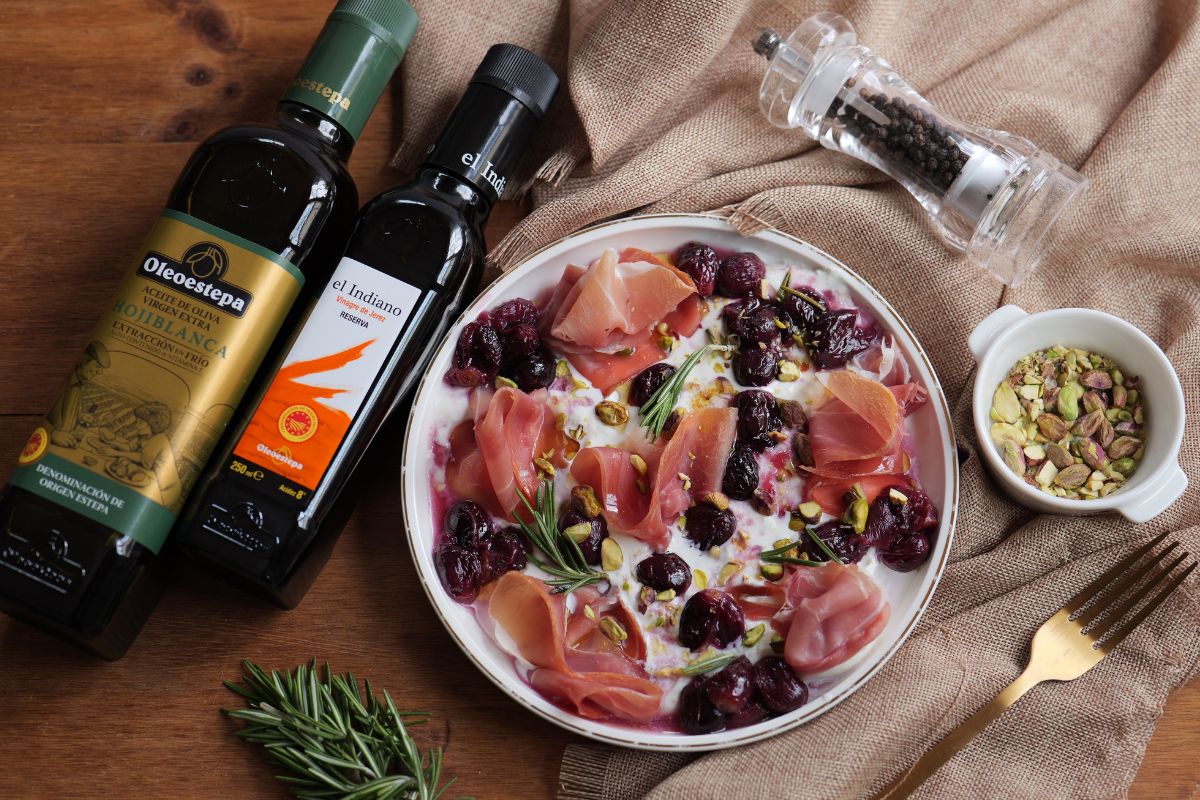 Aperitivo de uvas pasas y queso burrata