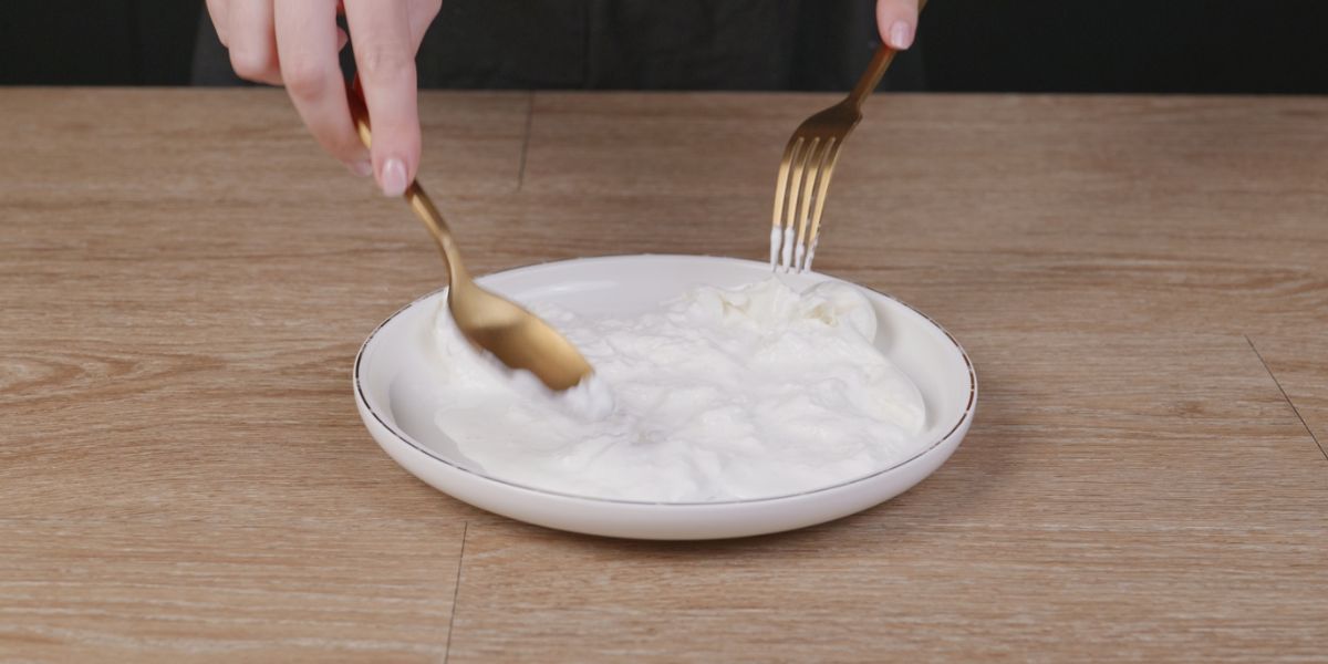 Abrir queso burrata en Aperitivo de uvas pasas