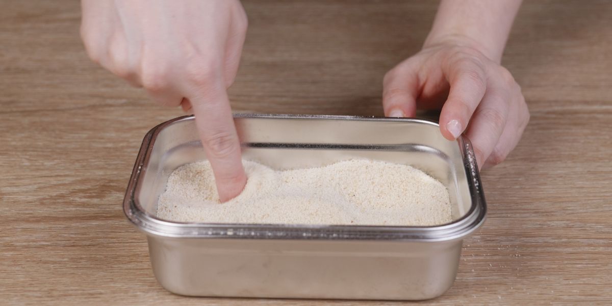 Hacer huecos en el pan rallado para las bombas de yema