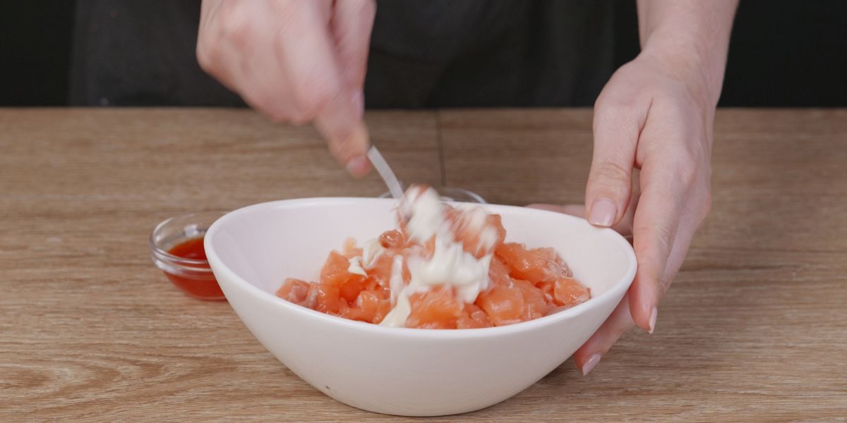 Añadir mayonesa al salmón en Crujientes de salmón