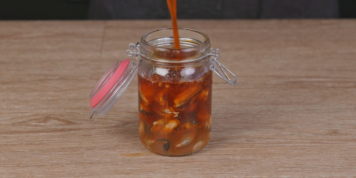 Echar escabeche en bote para mejillones en escabeche