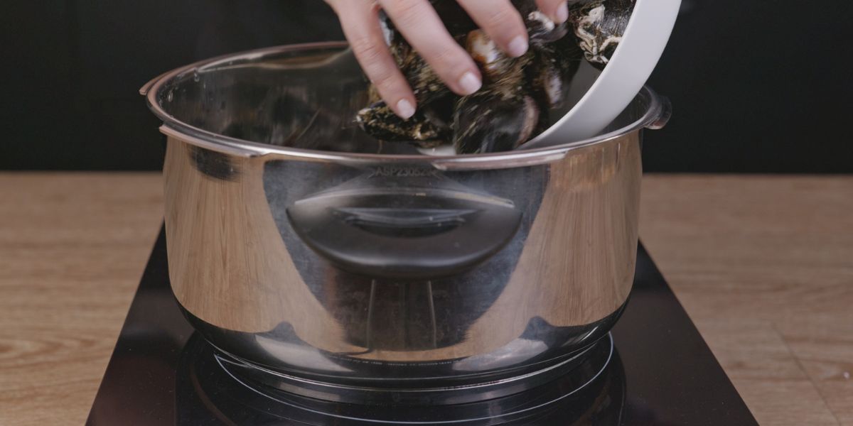 Preparar mejillones para hacer mejillones en escabeche