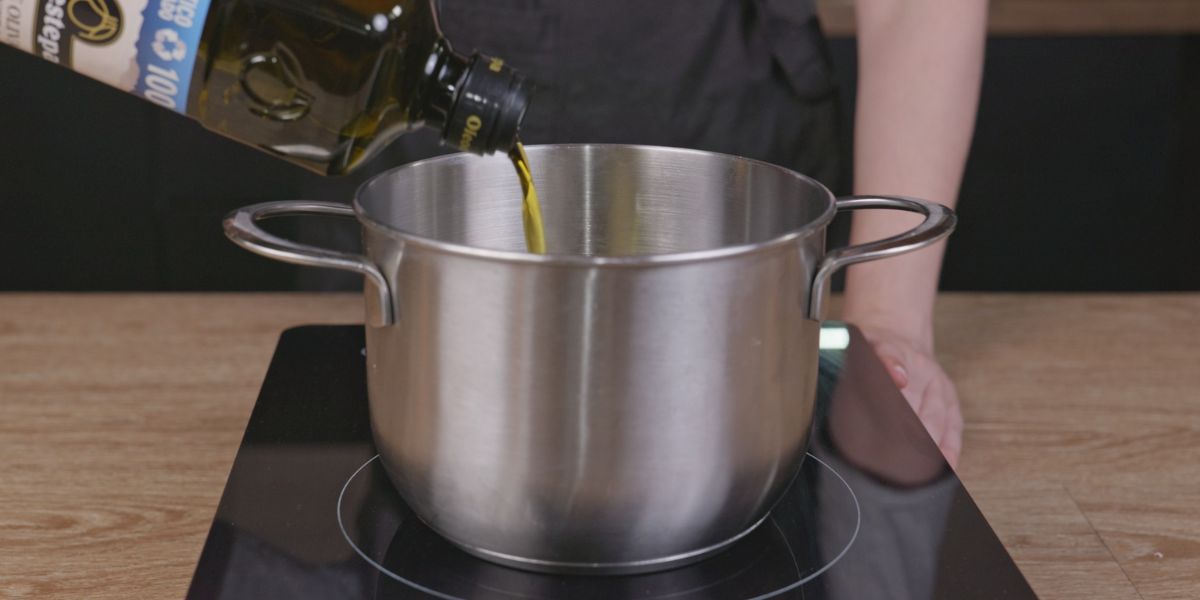 Echa aceite de oliva virgen extra a mejillones en escabeche