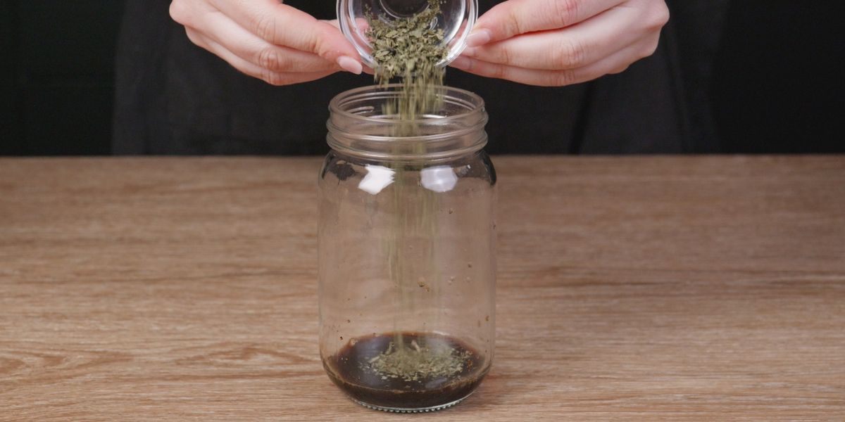 Mezclar ingredientes para vinagreta de soja