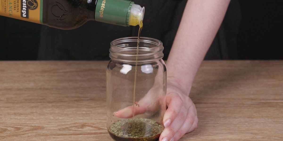 Añadir aceite a vinagreta de soja