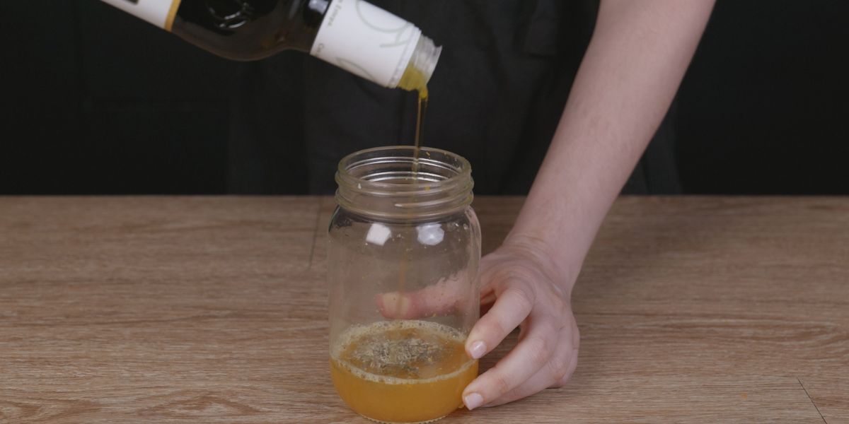 Añadir aceite de oliva virgen extra a la vinagreta de naranja
