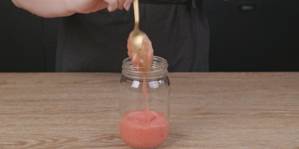 Añadir tomate triturado a vinagreta de tomate