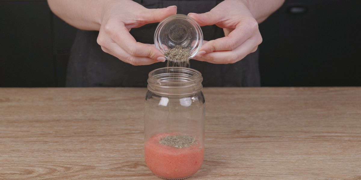 Añadir albahaca seca a vinagreta de tomate
