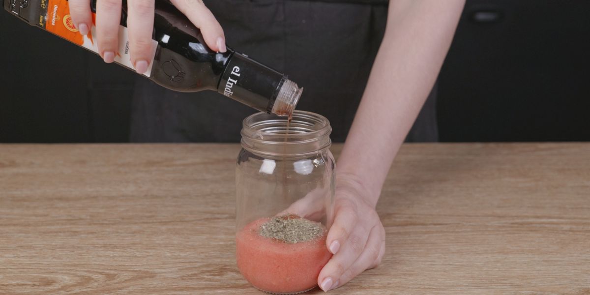 Añadir vinagre a vinagreta de tomate