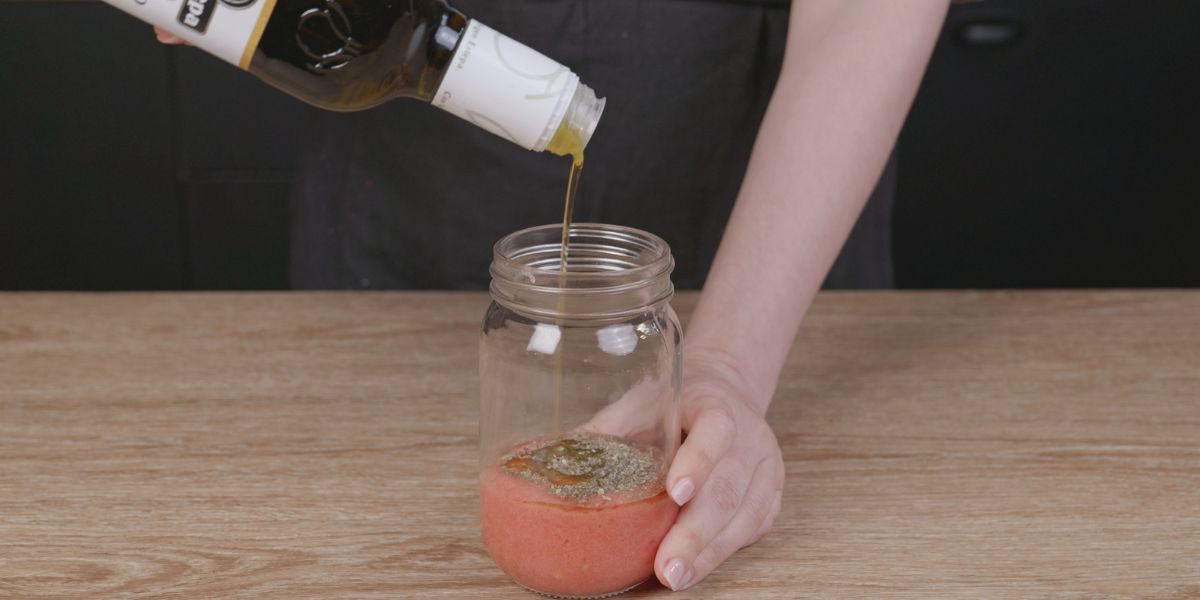 Verter aceite de oliva virgen extra Oleoestepa Ecológico a vinagreta de tomate