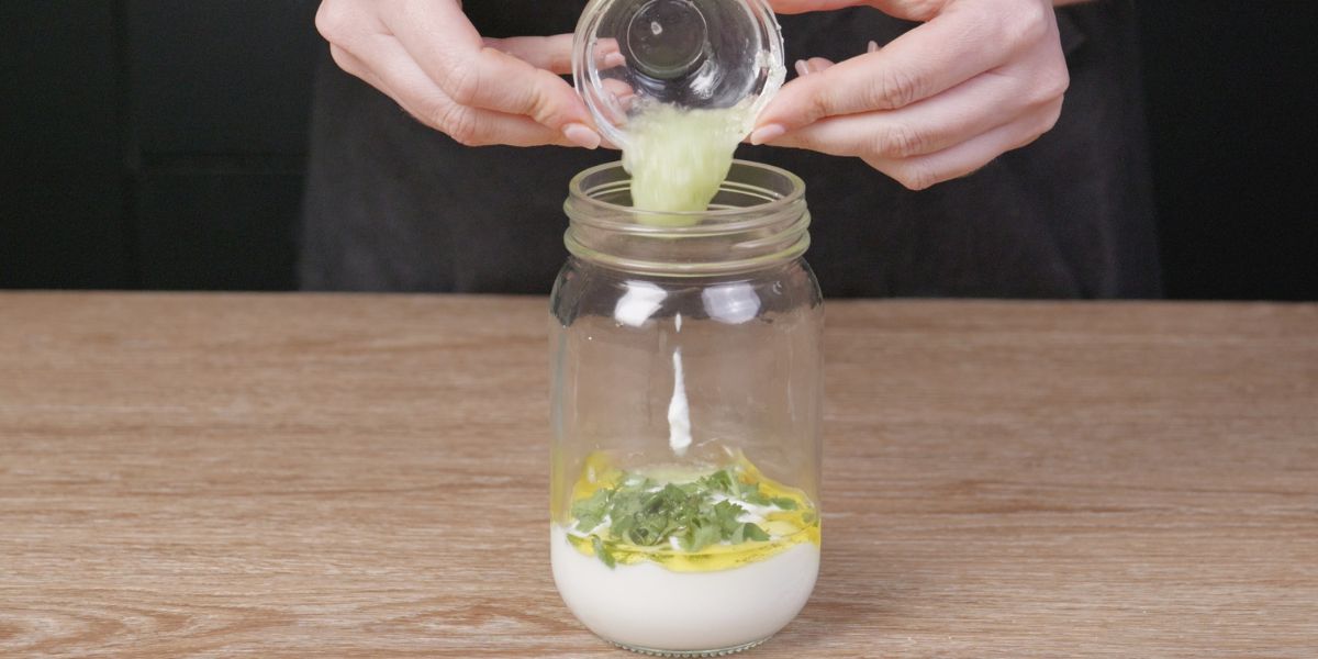 Añadir cilantro y pepino a vinagreta griega