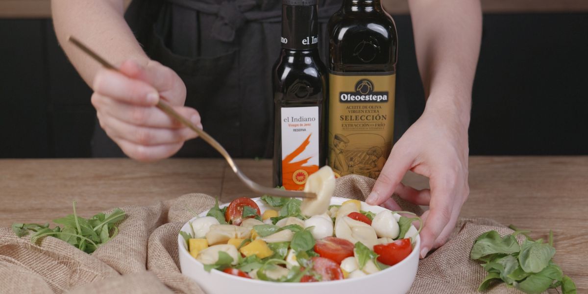 Presentar ensalada de tortelini con albahaca